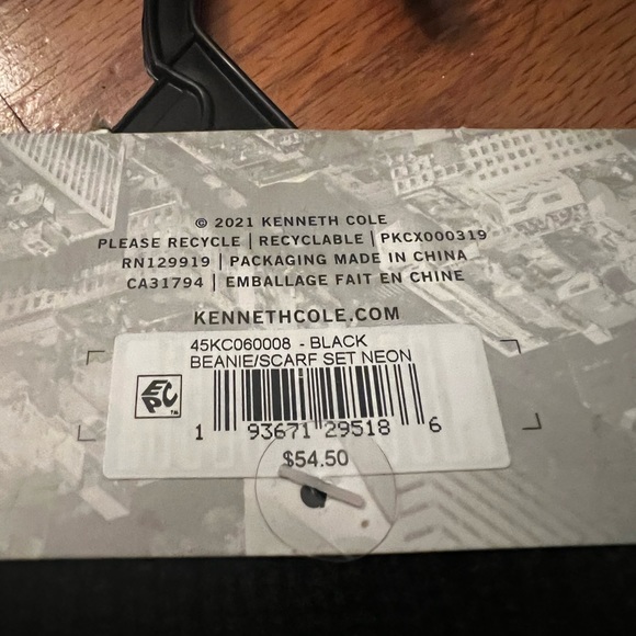 Kenneth Cole Reaction Hat and Scarf set brand new! - Picture 9 of 9